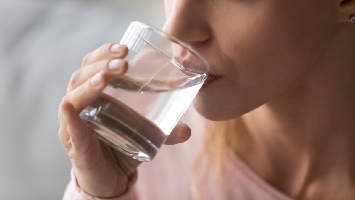 Пити воду вранці натщесерце важливо